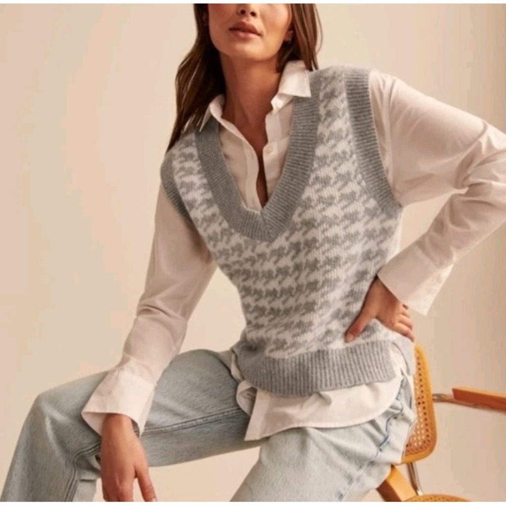 Abercrombie & Fitch Houndstooth Soft Knit V- Neck Sweater Vest Gray White Medium